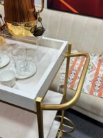 ⁦ترولي تقديم فاخر بثلاث رفوف – تصميم ذهبي أنيق 90×90×40 سم⁩ - الصورة ⁦4⁩