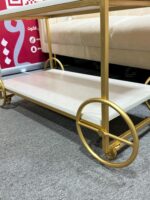 ⁦ترولي تقديم فاخر بثلاث رفوف – تصميم ذهبي أنيق 90×90×40 سم⁩ - الصورة ⁦3⁩