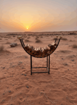 ستاند حطب معدني بتصميم هلالي مع لمسات ذهبية