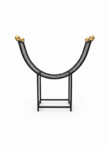 ⁦ستاند حطب معدني بتصميم هلالي مع لمسات ذهبية⁩ - الصورة ⁦2⁩